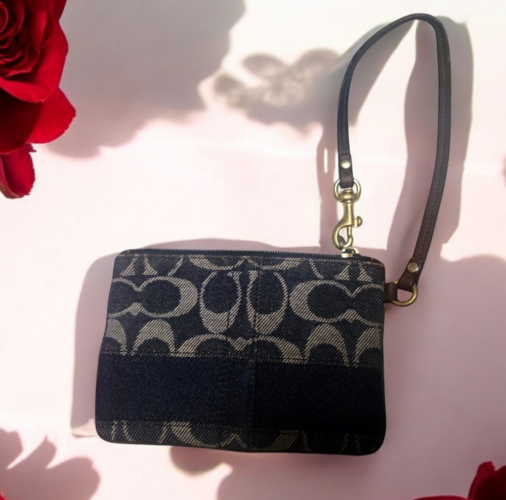 COACH WRISTLET EUC